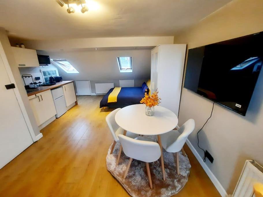 Alross Studio Flat / Private Bathroom Londra Dış mekan fotoğraf
