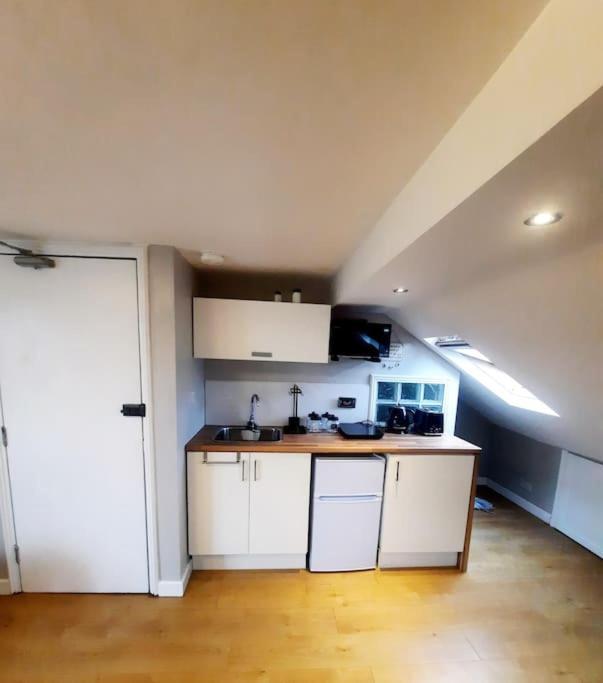 Alross Studio Flat / Private Bathroom Londra Dış mekan fotoğraf