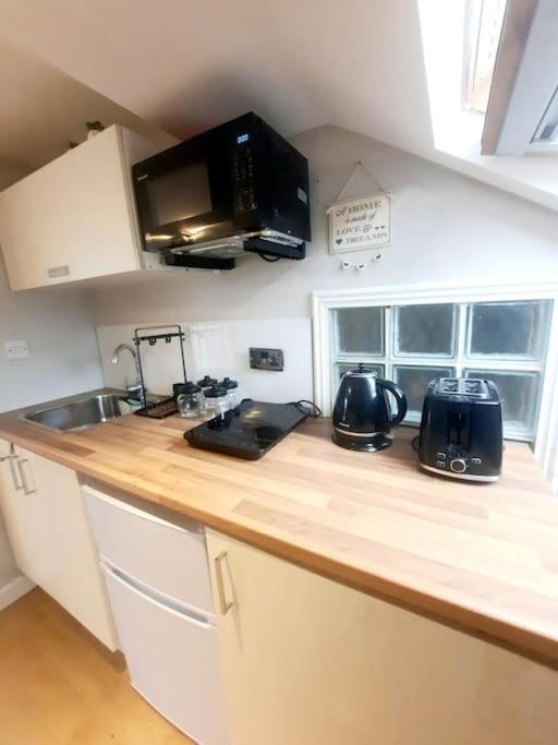 Alross Studio Flat / Private Bathroom Londra Dış mekan fotoğraf
